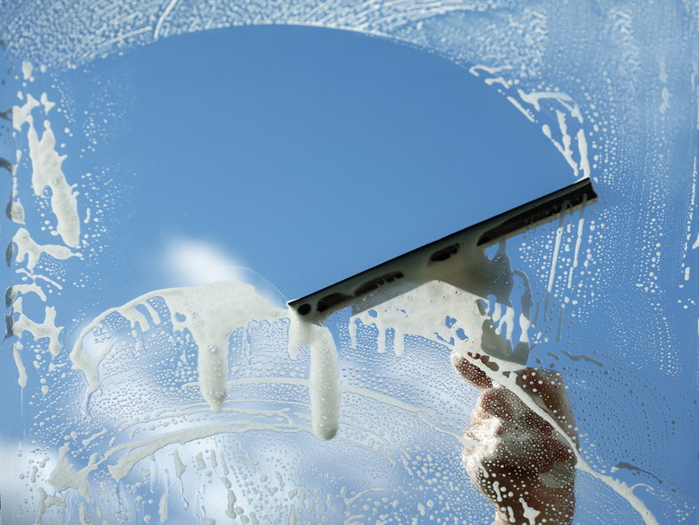 Myjki i ściągaczki ułatwiają mycie okien - Brian Jackson/stock.adobe.com