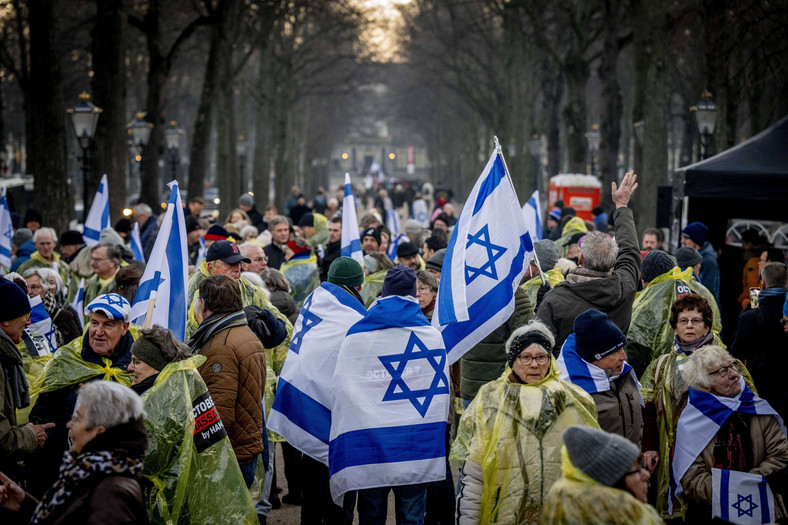 Sympatycy Izraela zbierają się podczas demonstracji przed Międzynarodowym Trybunałem Sprawiedliwości