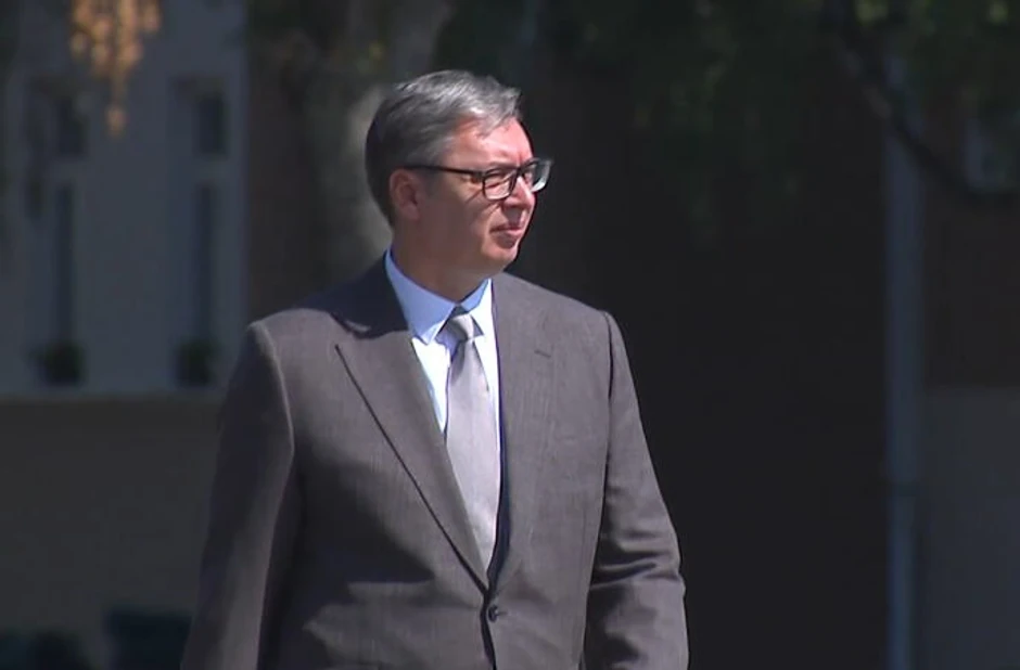 Aleksandar Vučić, kasarna