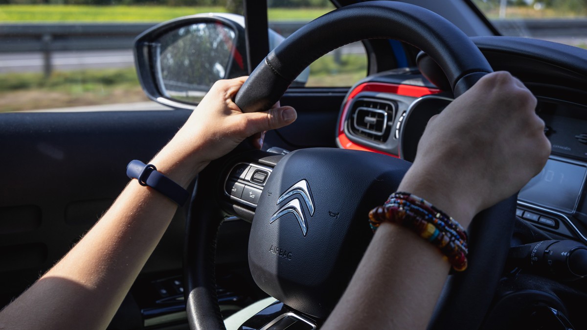 Kobieta za kierownicą Citroena