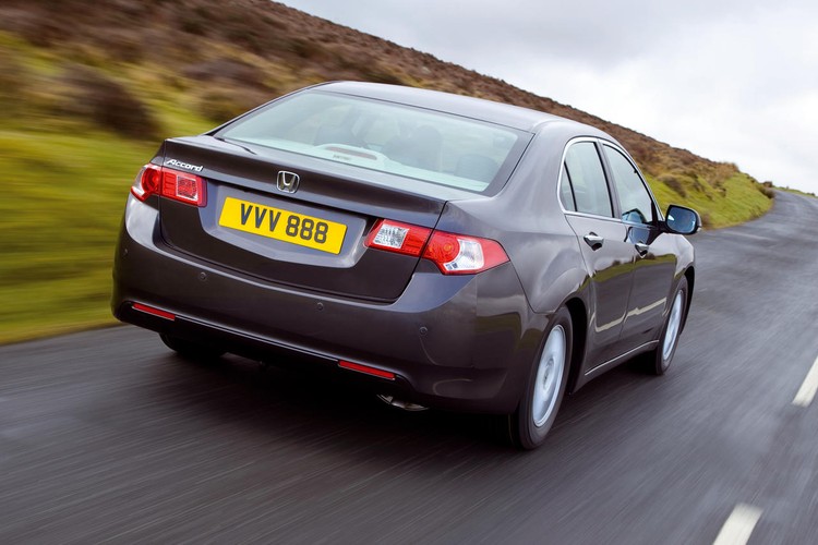 Każda jednostka napędza przednią oś przez manualną sześciobiegową skrzynię