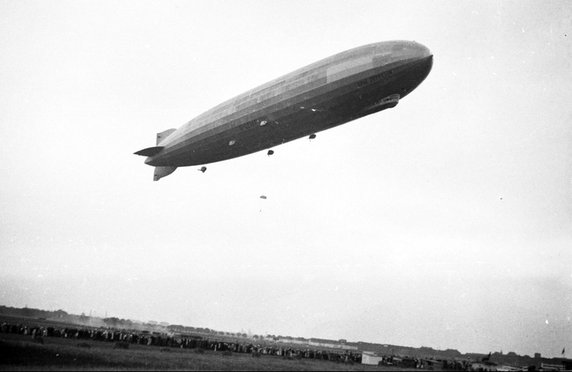 Przelot niemieckiego sterowca "Zeppelin" w lipcu 1932 r. Sterowiec to statek powietrzny lżejszy od powietrza, od balonu różniący się posiadaniem steru i napędu, dzięki którym może się samodzielnie poruszać, niezależnie od otaczającego go powietrza