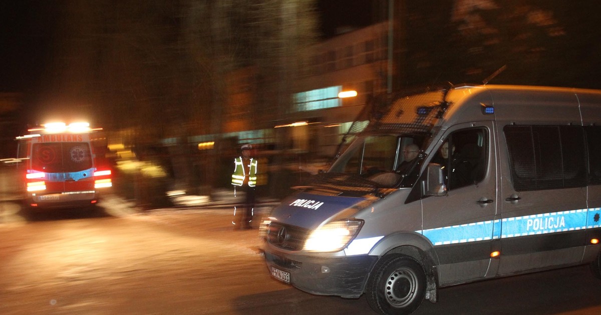 Mordercza tajemnica w Legnicy: śmierć sąsiadów w otwartym mieszkaniu","background":"W sobotni wieczór w legnickiej dzielnicy przy ulicy Jaworzyńskiej doszło do makabrycznego odkrycia – otwarte drzwi mieszkania ukazały ciało kobiety i mężczyzn