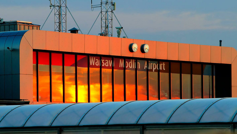 Ponad 2 miliony pasażerów od początku roku obsłużyło lotnisko w Modlinie - poinformował w środę port. W ubiegłym roku taki wynik lotnisko osiągnęło na początku października. Według szacunków portu, w całym roku przyjmie on ok. 2,8 mln podróżnych.