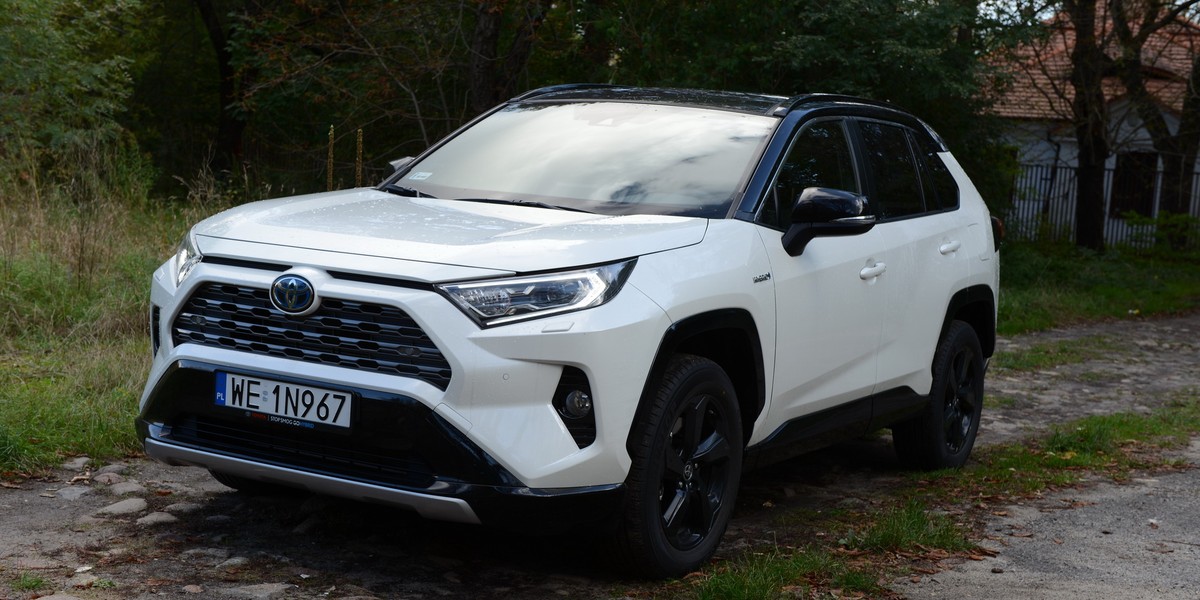 Toyota RAV4 przy spokojnej jeździe spali niespełna 6 l na każde 100 km.