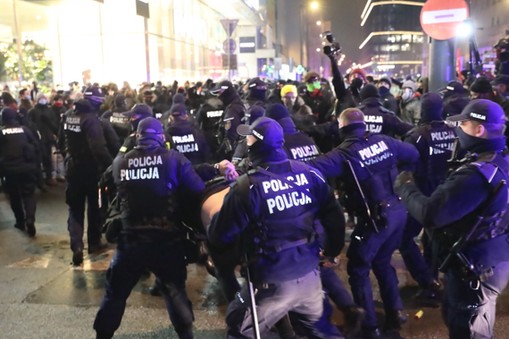 Warszawa, 29.01.2021. Interwencja policji podczas protestu w Warszawie, 29 bm. przeciwko zaostrzeniu prawa aborcyjnego