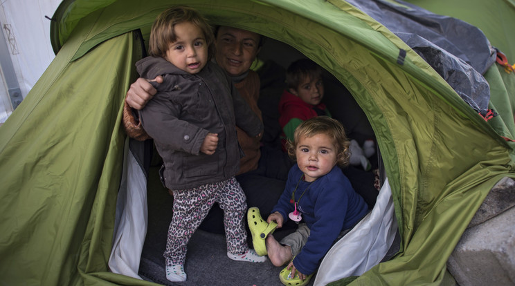 Gyerekek a görög-macedón határon /Fotó: MTI