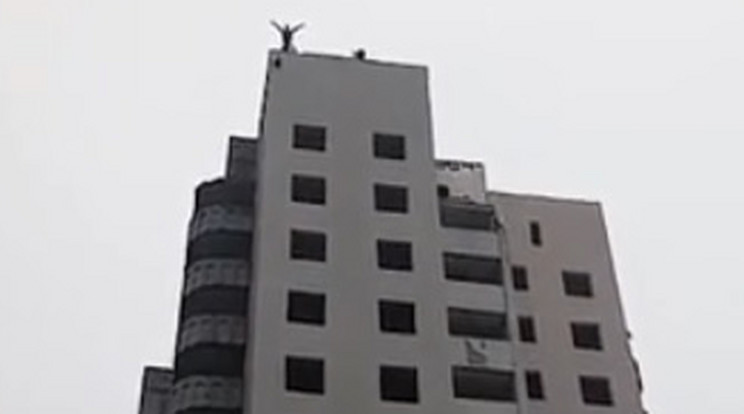 Az épület tetejéről vetette le magát a fiú