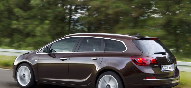 Opel Astra hitem. Takie auta najczęściej sprzedają i kupują Polacy