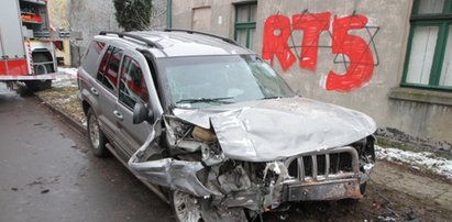 Straszny wypadek. Jeep staranował dom