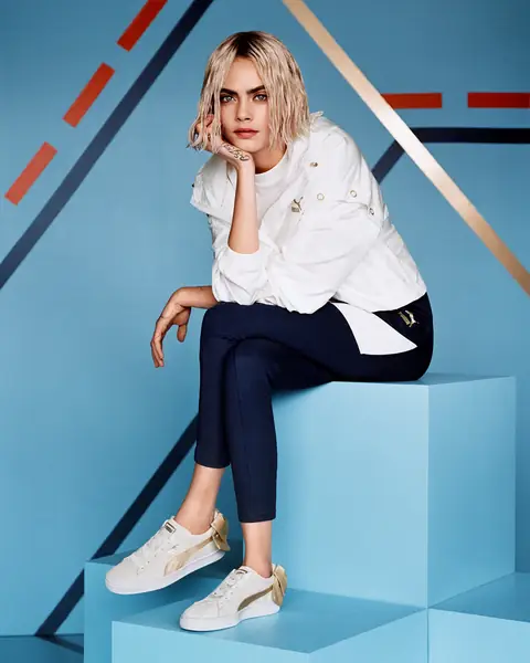 Cara Delevingne w najnowszej odsłonie sneakersów Puma Suede Bow