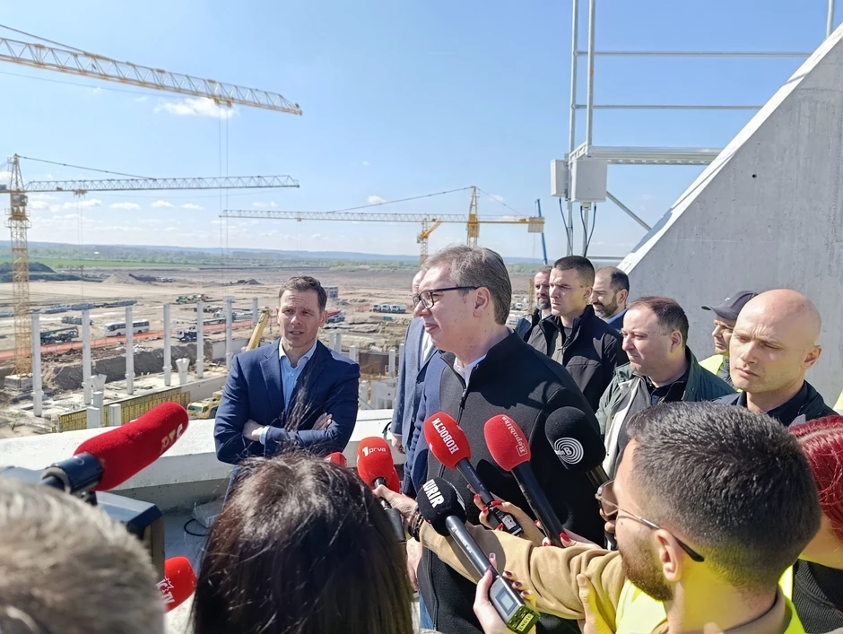 Predsednik Srbije Aleksandar Vučić upozorio je na ozbiljan problem nedostatka kvalifikovane radne snage u zemlji,