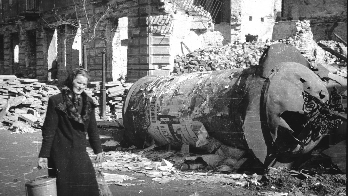 "Nazajutrz" - dokumentalna opowieść o ludziach i ich emocjach w maju 1945 r. - to jedna z propozycji Instytutu Pileckiego na 75-lecie zakończenia II wojny światowej. Premiera filmu, przypominającego, że koniec wojny nie przyniósł Polakom wolności, odbyła się w piątek.