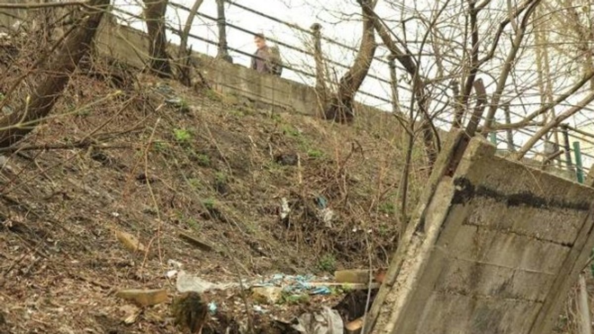 Mieszkańcy Lublina alarmują, że może dojść do katastrofy. Skarpa przy ul. Wyszyńskiego się osuwa. Urzędnicy wiedzą, ale nic nie robią w tej sprawie.