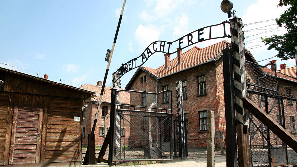 Tylko w grupie zorganizowanej i z przewodnikiem można zwiedzać były niemiecki obóz Auschwitz I w godzinach szczególnego nasilenia ruchu, czyli miedzy 10.00 a 15.00. Ma to związek z ogromną liczbą odwiedzających - poinformowano we wtorek PAP w muzeum Auschwitz.