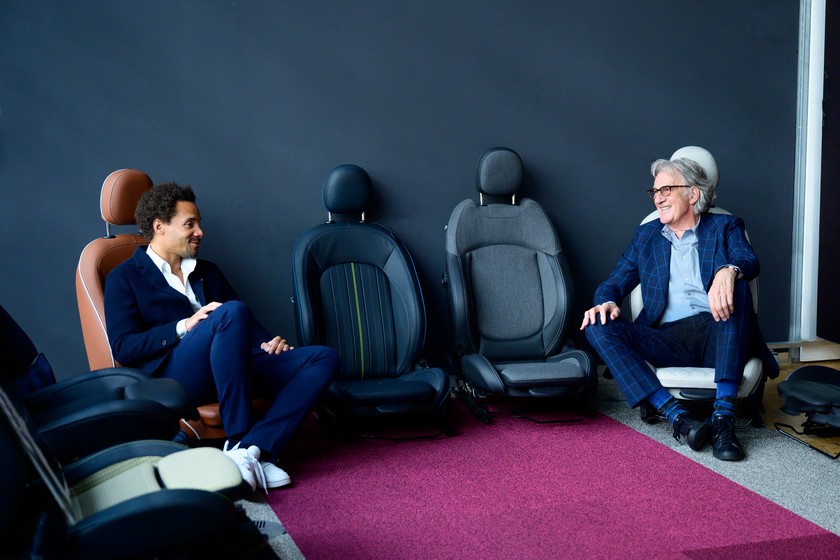 Le designer en chef Oliver Heilmer et Paul Smith échangent des idées.