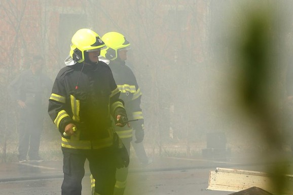 (VIDEO) IZBIO POŽAR NA PUTU KA FRUŠKOJ GORI Meštani kantama vode pokušavaju da ugase vatru: Dim na sve strane