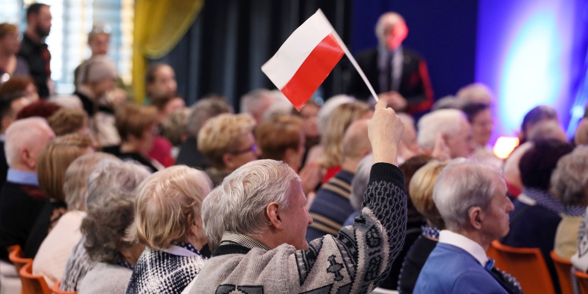 Komisja Europejska odnotowała brak postępu w kwestii zapewnienia "adekwatności przyszłych świadczeń emerytalnych i stabilności systemu emerytalnego". Proponuje m.in. podniesienie wieku emerytalnego.