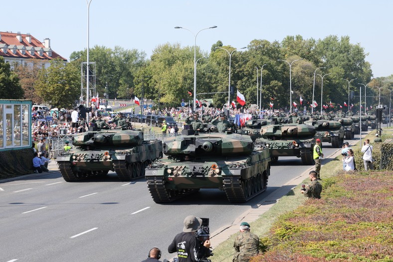 Warszawa, 15.08.2025. Defilada wojskowa na warszawskiej Wisłostradzie, w ramach obchodów Święta Wojska Polskiego, 15 bm. Tegoroczna defilada wojskowa odbywa się pod hasłem „Dziękujemy za Waszą służbę”. (mr) PAP/Rafał Guz