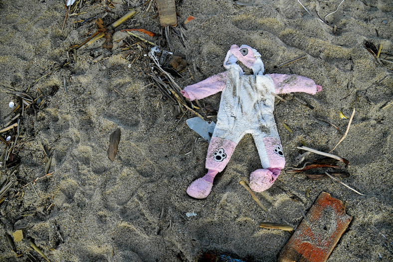 Dziecięcy kombinezon znaleziony na plaży dwa dni po zatonięciu łodzi z uchodźcami u wybrzeży Kalabrii. W katastrofie zginęły 62 osoby, w tym dzieci. 28 lutego 2023 r.