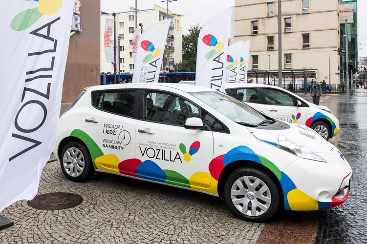 Naliczanie opłat w Vozilli będzie powiązane tylko z jednym czynnikiem – czasem jazdy. Nie trzeba dodatkowo płacić za przejechane kilometry, a dzięki możliwości korzystania z buspasów będzie można poruszać się nimi szybciej niż innymi autami. Użytkownicy będą płacić 1 zł za każdą minutę wypożyczenia pojazdu. Jeśli zdecydują się zatrzymać, nie kończąc wypożyczenia, wtedy wystarczy zamknąć drzwi do pojazdu przez aplikację, a Vozilla zmieni sposób naliczania opłat – za każdą minutę takiego postoju zapłacą 10 gr, podano także. <br><br>
fot. (mk/nlat) PAP/Maciej Kulczyński