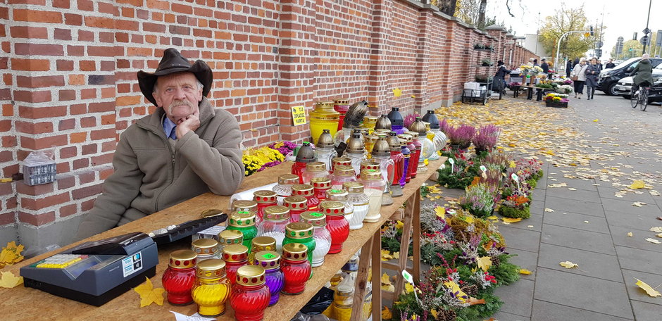 Pan Mieczysław, który na Starych Powązkach sprzedaje znicze od 16 lat