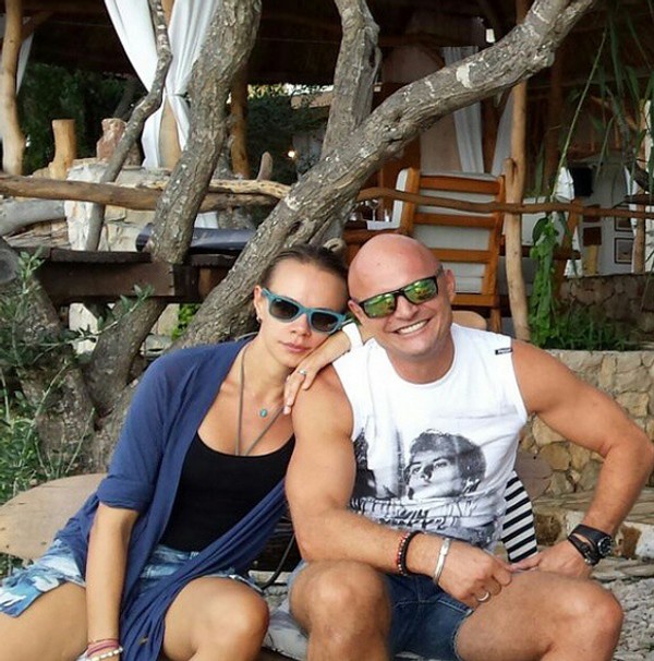Napisao Je Ceci Najvece Hitove A Ona Je Njegova Ljubav Ova Plavokosa Lepotica Je Milijeva Zena