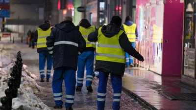 Oblodzone chodniki w centrum Warszawy