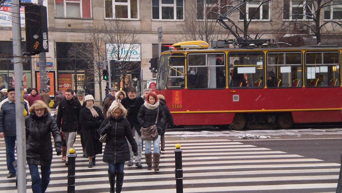 Uwaga pasażerowie! Przez cały weekend tramwaje nie będą jeździły ciągiem al. Jana Pawła II - Chałubińskiego - al. Niepodległości. Powód? Prace przy budowie II linii metra. Cztery linie zostaną zawieszone, jedna zmieni trasę, uruchomione zostaną także trzy zastępcze linie tramwajowe i jedna autobusowa.