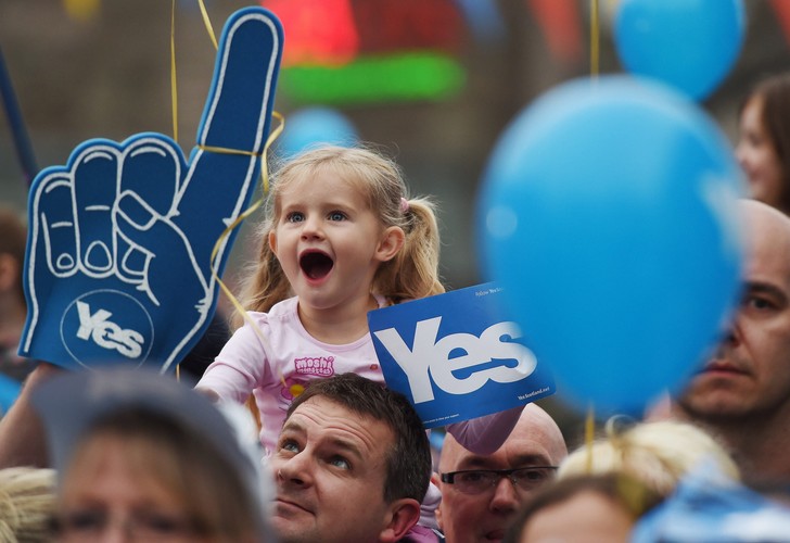 49 procent za niepodległością Szkocji, 51 procent - przeciw. To wynik ostatniego sondażu przed jutrzejszym referendum.
W poprzednim badaniu, wykonanym przez ten sam instytut - Ipsos MORI - 5 sierpnia, zwolenników oderwania się Szkocji od Zjednoczonego Królestwa było 42 procent, a osób mających przeciwne zdanie 58 procent.