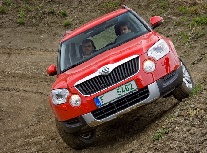 Norwegia, polnymi drogami chyłkiem przemykają trzy samochody czerwony, zielony i srebrny - nikt ich tu wcześniej nie widział