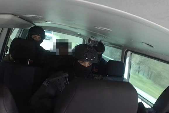 (VIDEO) OPASNI ŠKALJARAC IZRUČEN CRNOJ GORI Zloglasni član-krimi bande pod jakim merama bezbednosti sproveden iz Srbije