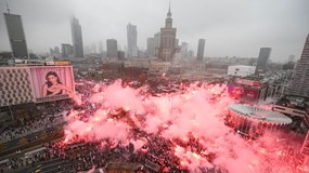 Ruszył Marsz Niepodległości. Mimo zakazów race i świece dymne poszły w ruch