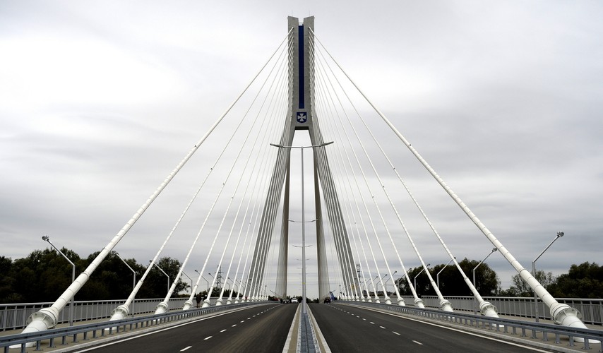 Nowa przeprawa to konstrukcja podwieszona na pylonie o wysokości 108,5 m, co plasują ją na drugim miejscu wśród budowli tego typu w Polsce.