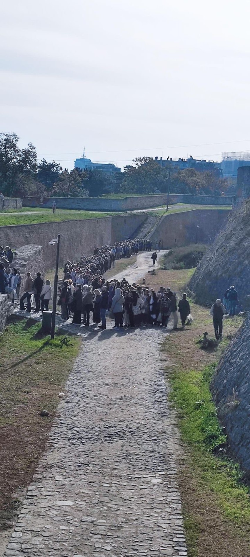 Redovi vernika na Kalemgdanu, ispred crkve Svete Petke