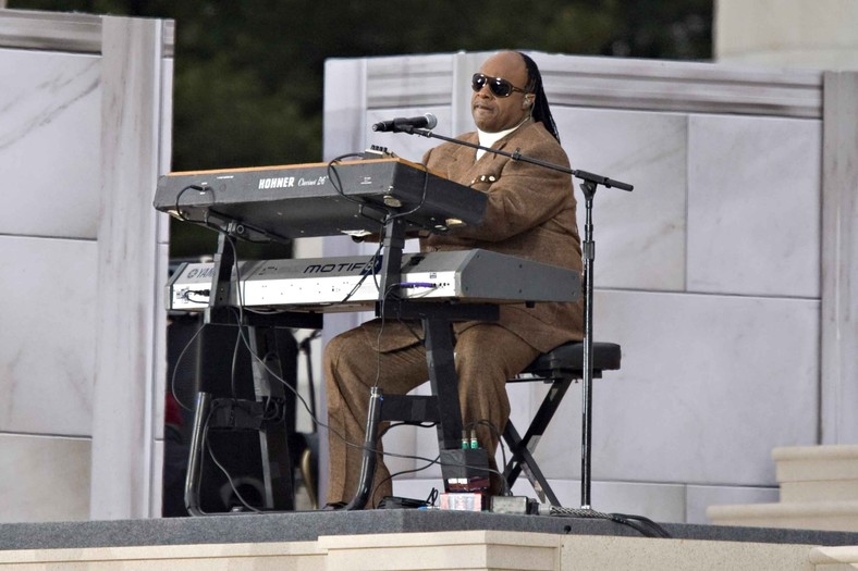 Śpiewa Stevie Wonder