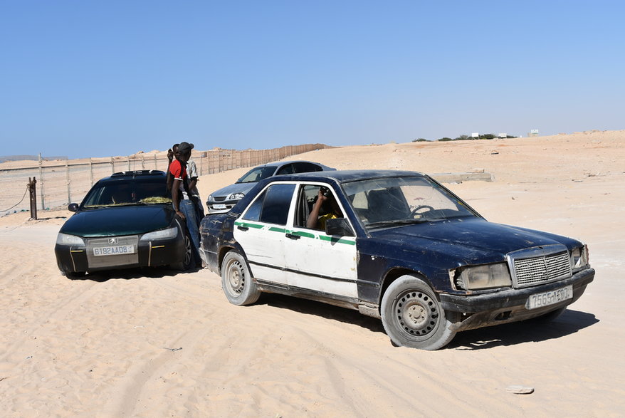 Przeprawa przez nieformalną granicę Mauretanii i Sahary Zachodniej