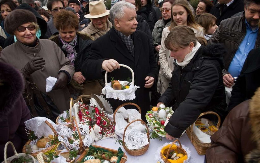 Kaczyński ze święconką. Zobacz, co miał w koszyczku...