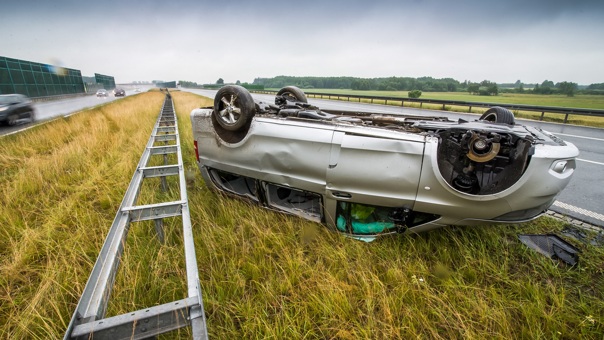 Lider zespołu Skaldowie Andrzej Zieliński, który doznał poważnych obrażeń w wypadku na autostradzie A1 pozostaje w szpitalu we Włocławku. Jego stan jest stabilny i poprawia się, nie ma zagrożenia życia - poinformował dziś zastępca dyrektora lecznicy Krzysztof Szczepański.