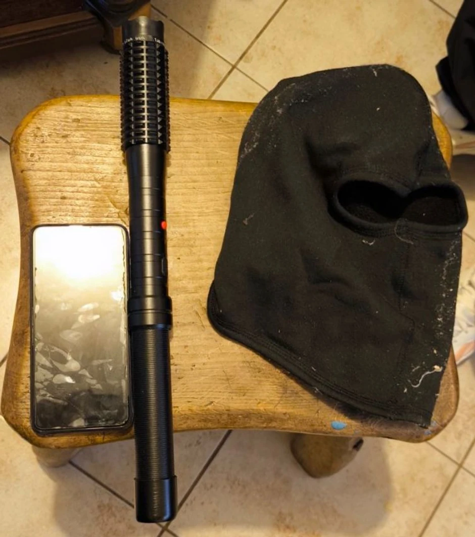 Fantomka i palica koje su maloletnici koristili za prebijanje vršnjaka