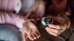 Rodzice dają dzieciom tabletki na sen. Pediatra ostrzega: lepiej podchodzić do tego z głową