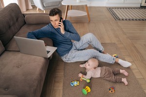 Urlop rodzicielski dla ojców. Dyrektywa unijna „work-life balance” daje nowe możliwości. Czy. polscy pracodawcy pozwolą ojcom z nich skorzystać?