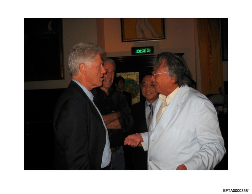 Bil Klinton i Džefri Epstajn razgovaraju sa nepoznatom osobom na fotografijama iz Epstajnovih fajlova