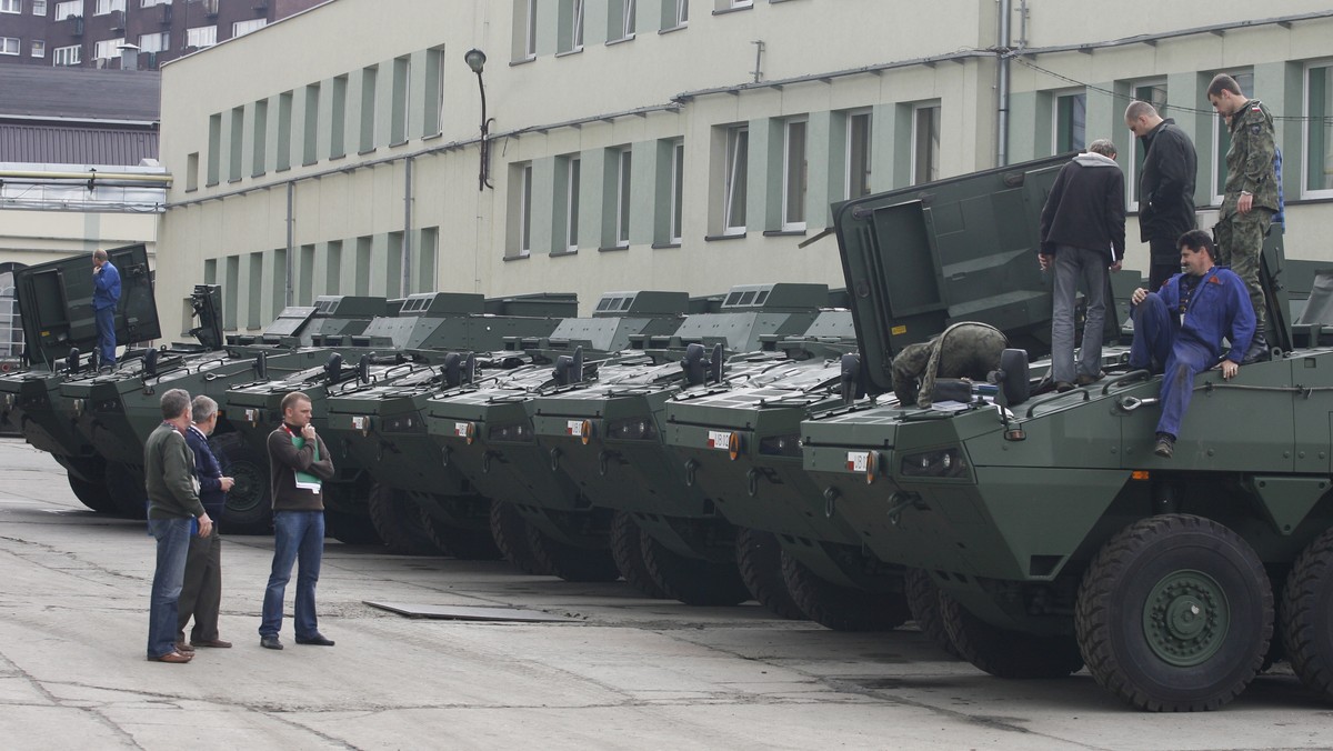 Nadmuchiwane makiety Rosomaka to nowa propozycja krajowego przemysłu dla wojska. Czy armia je kupi, jeszcze nie wiadomo, trwają jednak prace nad programem wykorzystania takiego sposobu mylenia potencjalnego przeciwnika.