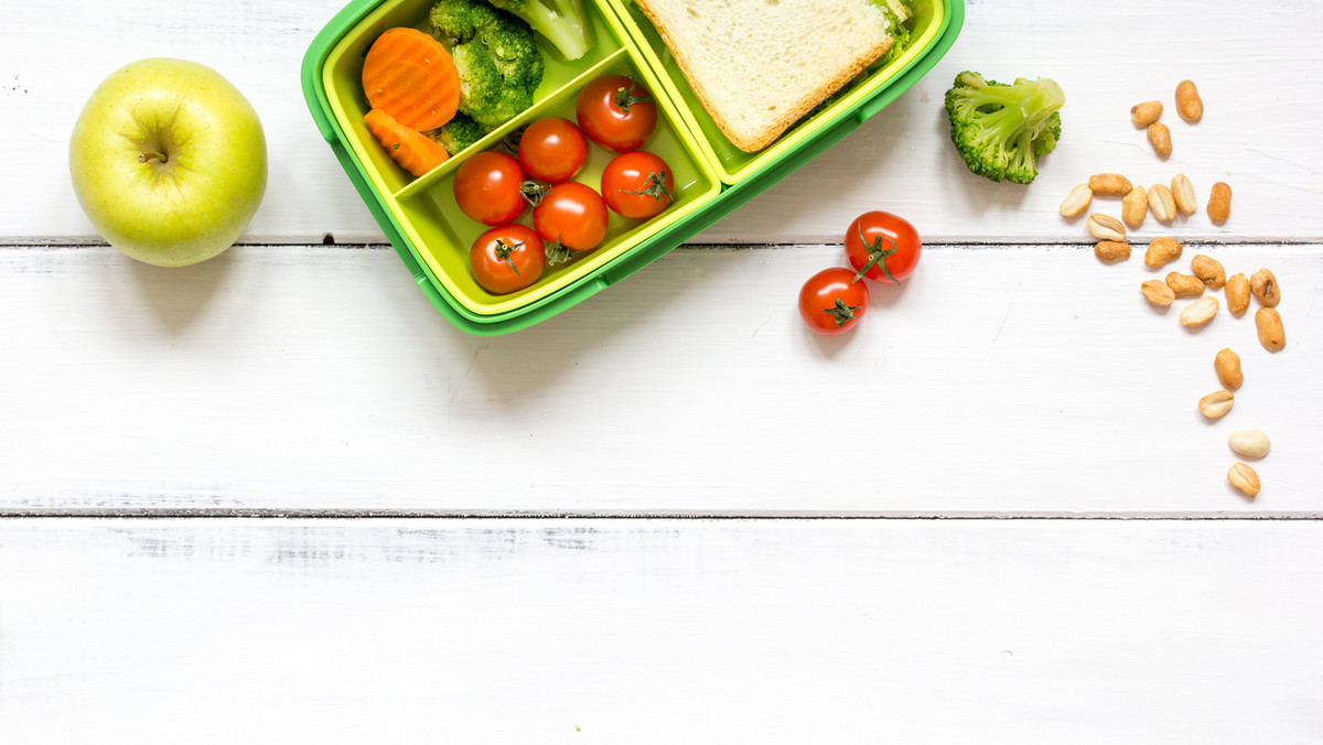 Lunchbox do pracy to doskonały produkt, który pomoże osobom, które mają dość jedzenia kanapek w pracy. Codzienne stołowanie się na mieście może zrujnować portfel. Dużo taniej i zdrowiej jest gotować obiady w domu i zabierać je do pracy lub szkoły, używając chociażby termos na jedzenie. Inną opcją są lunchboxy do pracy. Sprawdź nasze propozycje lunchboxów i termosów.
