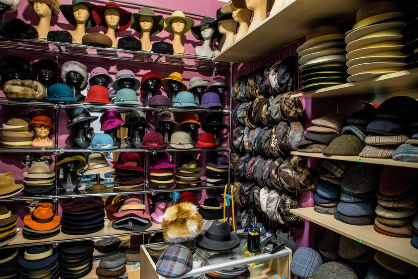 Maria Lipka od lat sprzedaje kapelusze. Przez pandemię jej sklepik upada