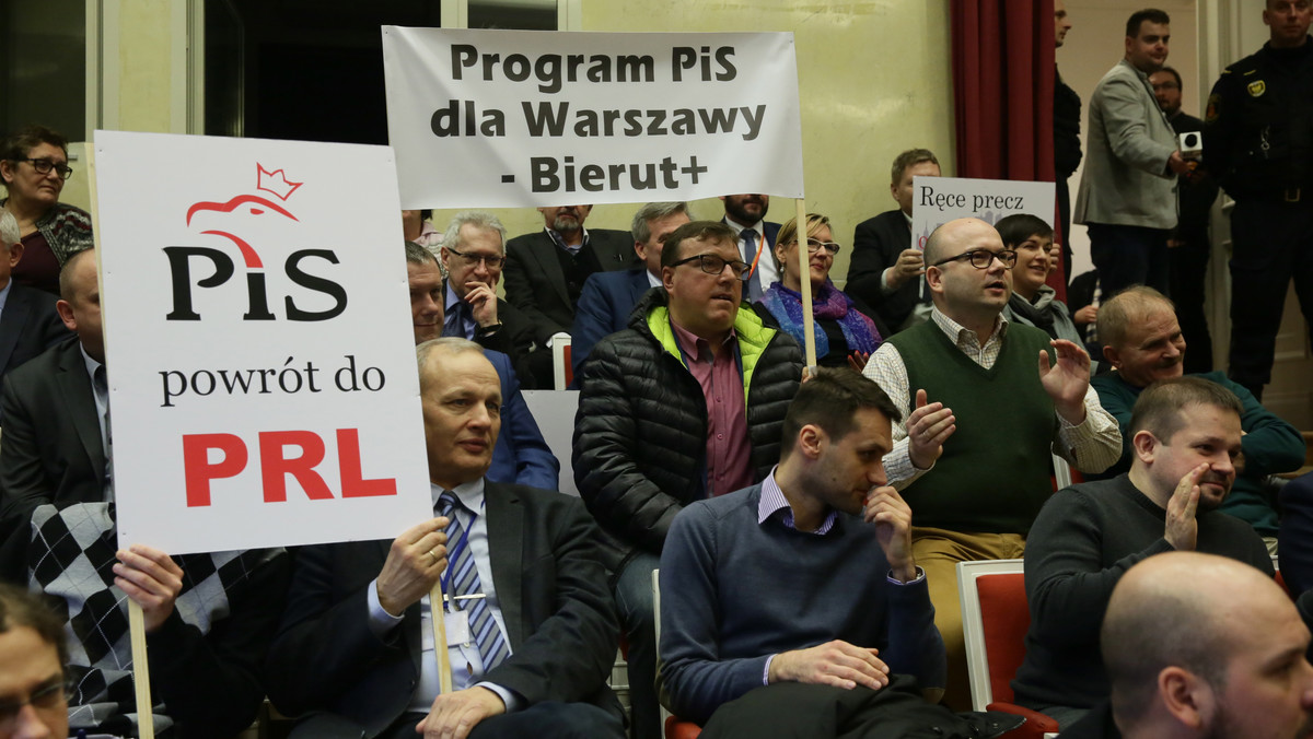 "Czy jest Pan/Pani za zmianą granic Miasta Stołecznego Warszawy poprzez dołączenie kilkudziesięciu sąsiednich gmin?" – tak będzie brzmiało pytanie w referendum w sprawie planów zmiany ustroju Warszawy. Decyzję o jego przeprowadzeniu podjęli dziś stołeczni radni. Odbędzie się ono 26 marca tego roku. Tymczasem Jacek Sasin poinformował, że projekt w najbliższym czasie nie będzie procedowany w Sejmie.