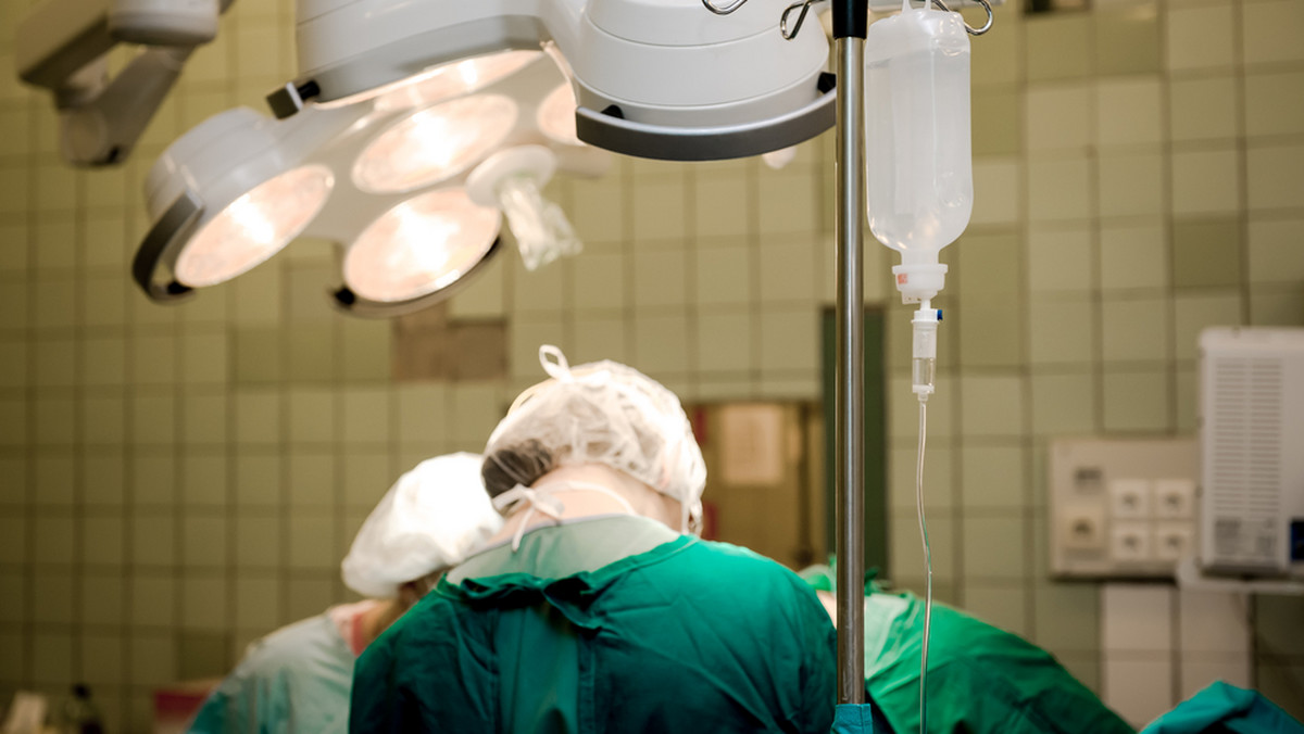 Lekarzom z Wrocławia udało się przeszczepić nerkę pacjentowi, który od wielu lat jest po przeszczepie serca. Specjaliści z Uniwersyteckiego Szpitala Klinicznego musieli go najpierw odczulić, ponieważ chory miał przeciwciała odrzucające taką transplantację.