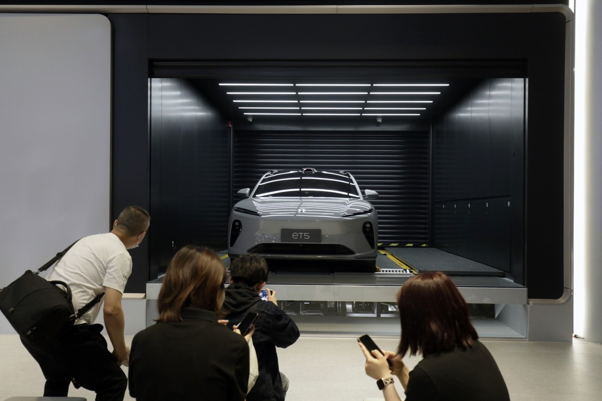 Elektryczny sedan Nio Inc. ET5 na targach motoryzacyjnych w Szanghaju, Chiny, 18 kwietnia 2023 r. Fotograf: Qilai Shen/Bloomberg