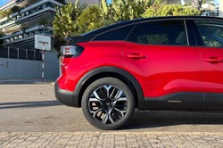 Nowy crossover wjeżdża na rynek. Hybryda spala 4,7 l/100 km. Cena?